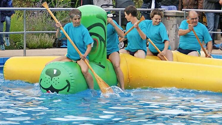 Obwohl sie in diesem Sommer besonders viel Arbeit hatten: Die Teilnahme am Doggy-Wettpaddeln ließen sich Klaus Oppelt (rechts) und sein Team vom Schwimmbad-Kiosk nicht nehmen. Der Wettbewerb gehört zum Kinosommer im Eltmanner Freibad.  Foto: Sabine Weinbeer