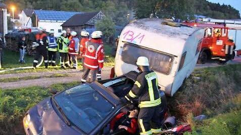 Im Graben gelandet: Ein Pkw mit Anhänger. Die Rettungskräfte leisten bei dem Übungsszenario Hilfe. Foto: Arnold Nöth