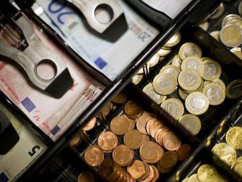 Nein, aus der Kasse schnappten sich die Diebe nichts. Sie holten sich das Geld auf elektronischem Wege. Das Bild von der Kasse passt aber trotzdem zur Geschichte (halbwegs) und muss deswegen als Symbolbild dienen.  Foto: Daniel Reinhardt, dpa