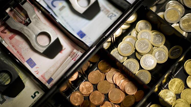 Nein, aus der Kasse schnappten sich die Diebe nichts. Sie holten sich das Geld auf elektronischem Wege. Das Bild von der Kasse passt aber trotzdem zur Geschichte (halbwegs) und muss deswegen als Symbolbild dienen.  Foto: Daniel Reinhardt, dpa