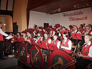 Einen kurzweiligen Abend, garniert mit böhmischen Liedern und Melodien traditioneller symphonischer Blasmusik, boten die Weisachtaler mit ihrem Dirigenten Dimitry Braudo (links) und die Sternberger Musikanten unter Stabführung von Adolf Müller. Foto: Helmut Wil