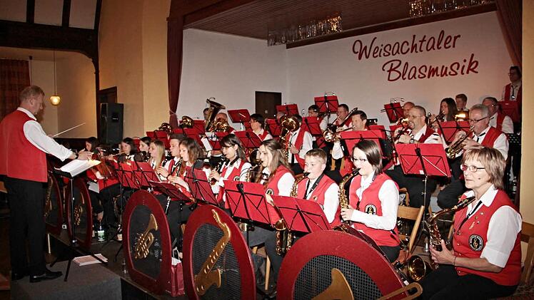 Einen kurzweiligen Abend, garniert mit böhmischen Liedern und Melodien traditioneller symphonischer Blasmusik, boten die Weisachtaler mit ihrem Dirigenten Dimitry Braudo (links) und die Sternberger Musikanten unter Stabführung von Adolf Müller. Foto: Helmut Wil