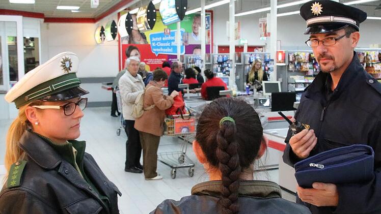 Der Betrüger fragte eine Kundin nach Geld für einen Taubstummenverein. Er sprach noch weitere Menschen vor dem Supermarkt an. Symbolfoto: Ralf Ruppert