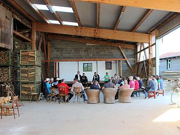 Die Theaterbühne für das große Festwochenende zum 700-jährigen Bestehen von Detter ist aufgestellt und die Organisationsteams besprechen letzte Einzelheiten. Für den Fall, dass es regnet, kann die Feier in die Halle verlegt werden.  Foto: Julia Raab