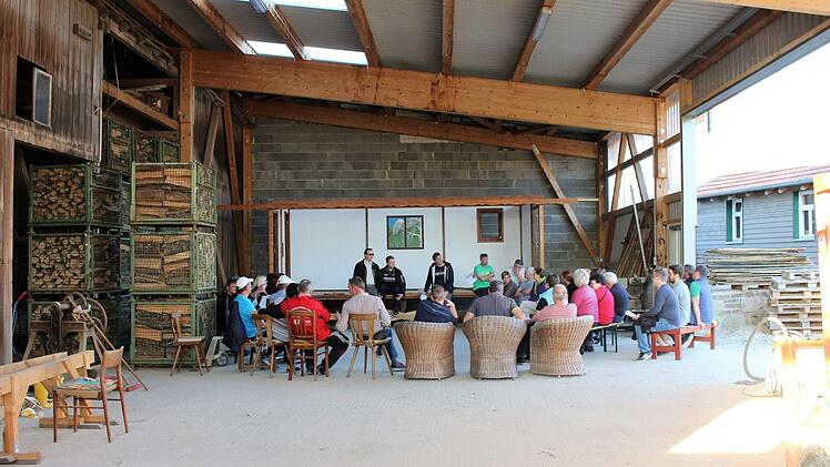 Die Theaterbühne für das große Festwochenende zum 700-jährigen Bestehen von Detter ist aufgestellt und die Organisationsteams besprechen letzte Einzelheiten. Für den Fall, dass es regnet, kann die Feier in die Halle verlegt werden.  Foto: Julia Raab
