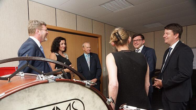 Besichtigung: Staatsminister Marcel Huber, Staatssekretärin Dorothee Bär, Detlef Heim, Bürgermeister Armin Warmuth, Abgeordneter Sandro Kirchner und (vorne) Verwaltungsleiterin Bernadette Roßberg.Foto: Arkadius Guzy
