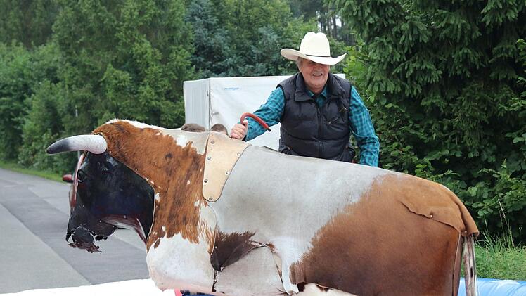 Michael Schiemann machte des öfteren Bekanntschaft mit dem Luftkissen, stieg aber immer wieder auf den "Bullen" auf. Foto: Michael Stelzner