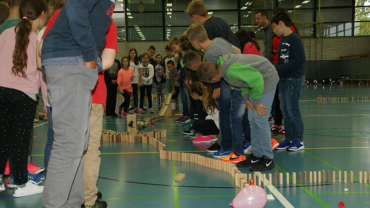 Der spannende Moment am Ende des "Domino-Days" an der Realschule Haßfurt: alle Fünftklässler sind gespannt, ob die Aufbauten der jeweils anderen Klasse auch funktionieren.
