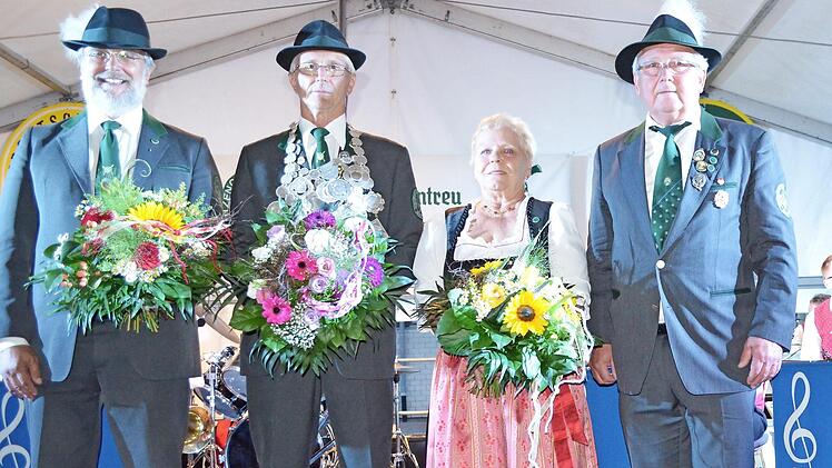 Das Königshaus mit Schützenkönig Siegfried Bärnreuther (Zweiter von links), 1. Ritter Franz Wachter (links), 2. Edeldame Waltraud Baderschneider (Zweite von rechts) sowie Schützenmeister Reinhold Göhl (rechts) Foto: Thomas Micheel