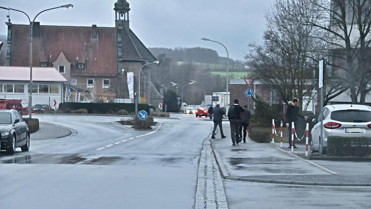 Von der Georg-Schäfer-Straße (rechts) bis zum Kreisel vor der Haupteinfahrt zur Firma Valeo wird ein eingeschränktes Halteverbot erlassen, da in diesem Bereich Fahrzeuge abgestellt werden und es so zu unnötigen Behinderungen beim Ein- oder Ausfahren des Kreisels kommt.  Helmut Will