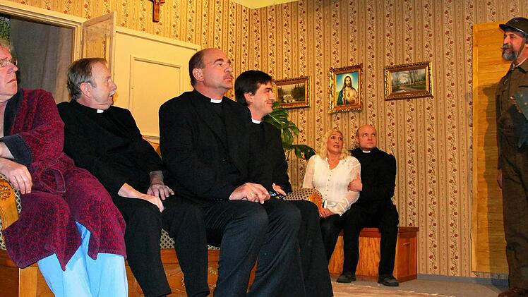 Ein Stück, zwei Varianten: Die "Berndorfer Kirchenmäuse" 2018 (oben) und die "Buschklopfer" 2010.  Fotos: Archiv/U. Prawitz, D.Hübner