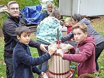 Die Kinder pressten ihren eigenen Apfelsaft.  Foto: Jasmin Herbst
