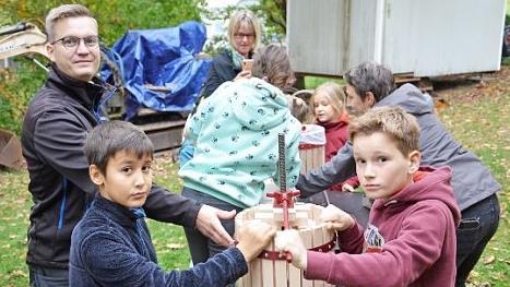 Die Kinder pressten ihren eigenen Apfelsaft.  Foto: Jasmin Herbst