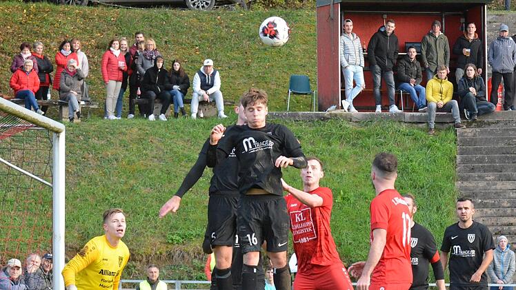 Ob der Ball nach einer Ecke durchkommt: Maximilian Seit (rechts) vom FC Fuchsstadt ist jedenfalls bereit für den Kopfball. Foto: ssp