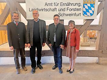 Führungswechsel: Stephan Thierfelder (Forstdirektor, links), Zweiter von links Andreas Leyrer (ehemaliger Abteilungsleiter F2), rechts Klaudia Schwarz (Behördenleiterin AELF Schweinfurt), Zweiter von rechts Jürgen Schafhauser (neuer Abteilungsleit...