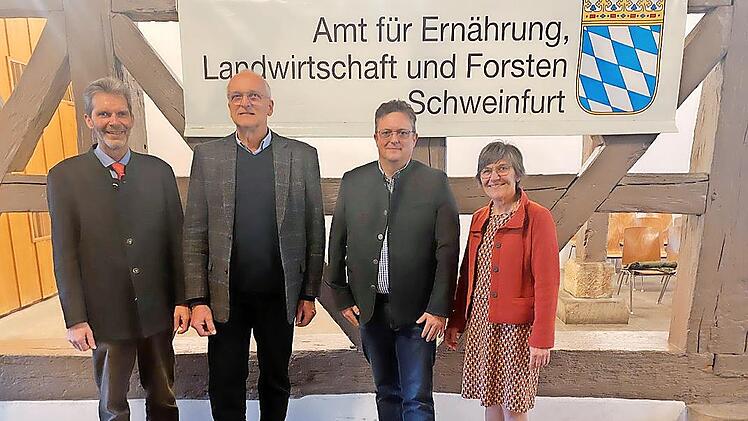 Führungswechsel: Stephan Thierfelder (Forstdirektor, links), Zweiter von links Andreas Leyrer (ehemaliger Abteilungsleiter F2), rechts Klaudia Schwarz (Behördenleiterin AELF Schweinfurt), Zweiter von rechts Jürgen Schafhauser (neuer Abteilungsleit...