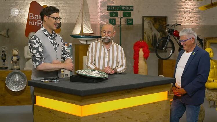 Verk&auml;ufer Berthold aus Hausen im Wiesental bekam den Teller mit Fischmotiv einst geschenkt.