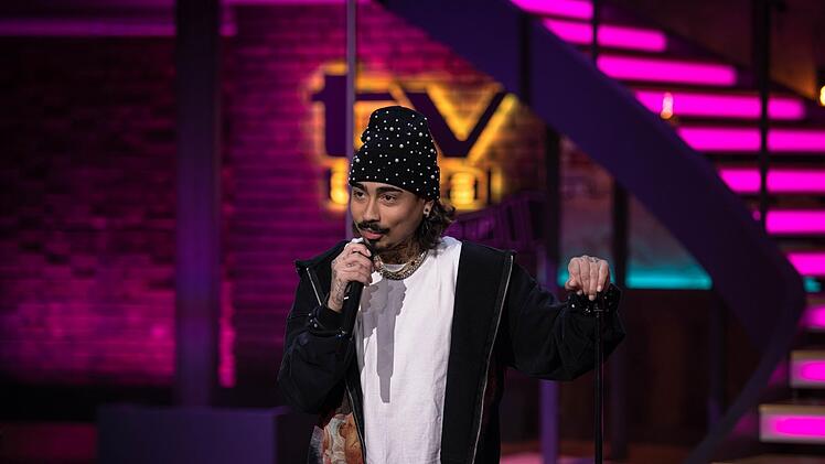 Comedian Tony Bauer wei&szlig;, was seine Fangemeinde erfreut.
