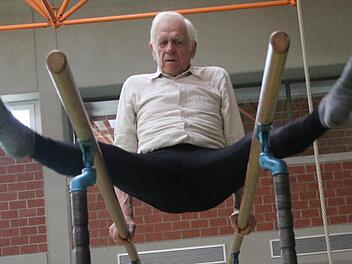 Erich Seifert von der TG Kitzingen, im nächsten Monat wird er 83, präsentiert sich am Barren immer noch topfit. Foto: Gerd Ludwig