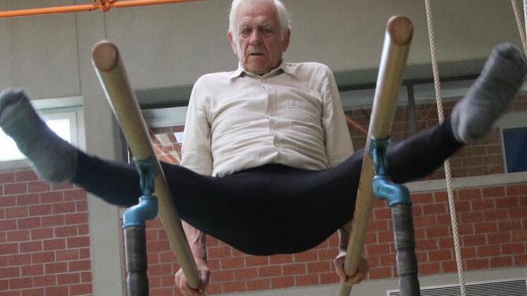 Erich Seifert von der TG Kitzingen, im nächsten Monat wird er 83, präsentiert sich am Barren immer noch topfit. Foto: Gerd Ludwig