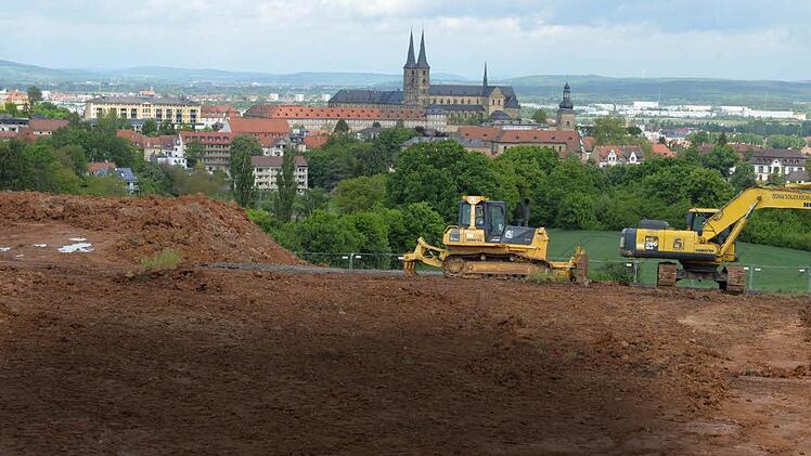 An einem der schönsten Aussichtspunkte der Stadt haben die Stadtwerke eine neue Großbaustelle eingerichtet. Hier entsteht der neue Hochbehälter West mit einem Fassungsvermögen von 8500 Kubikmetern. Foto: Ronald Rinklef