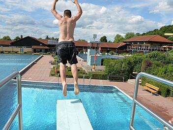 Eine der Attraktionen des "Aquarena" ist der Sprungturm mit Ein- und Drei-Meter-Brett. Foto: Ronald Rinklef