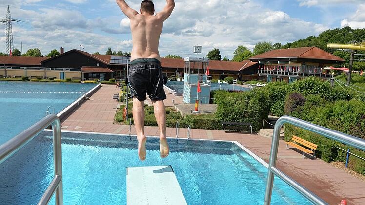 Eine der Attraktionen des "Aquarena" ist der Sprungturm mit Ein- und Drei-Meter-Brett. Foto: Ronald Rinklef