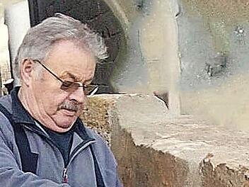 Thomas Ritter beim Zapfen der ersten Maß Mauerbier an der Freischankzapfwand in Stublang Foto: p