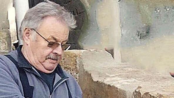 Thomas Ritter beim Zapfen der ersten Maß Mauerbier an der Freischankzapfwand in Stublang Foto: p