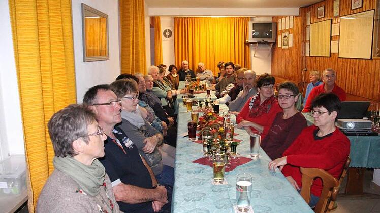 Mit Spannung warten die Mitglieder des örtlichen OGV auf den ersten Schluck des "Merbacher Weins." Foto: Helmut Will