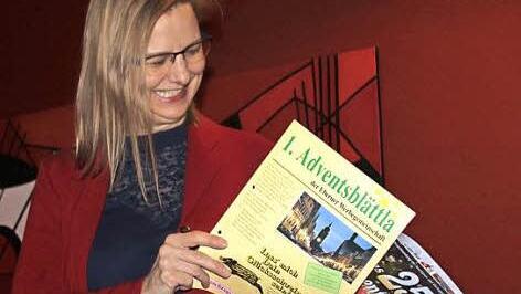 25 Jahre machen schon einen Unterschied: TWG-Vorsitzende Christina Seebach-Künzel verglich die erste Ausgabe des Adventsblättlas mit der aktuellen Ausgabe und stellte deutliche Fortschritte nicht nur bei der Aufmachung, sondern auch bei der Akzeptanz fest. Fotos: Ralf Kestel