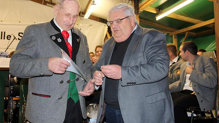 Werner Pörner (Nordbayerischer Musikbund, rechts) überreichte Jubilar Alfred Gagel die Goldnadel nebst einer Urkunde für seine Verdienste um die Blasmusik. Seit nunmehr 65 Jahren musiziert Gagel aktiv in der Stadtkapelle Seßlach. Foto: Bettina Knauth