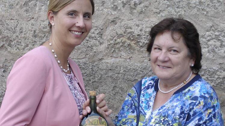 Christiana Ruppert (rechts) und Tochter Karin sind die Besitzerinnen des ersten Hammelburger Bocksbeutels. Foto: Ehling