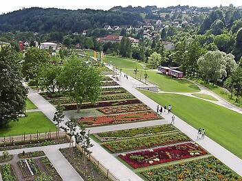 Blick vom Seidl-Turm auf das mit vielen Blumen gepflanzte Landesgartenschaugelände in Kronach Fotos: Archiv