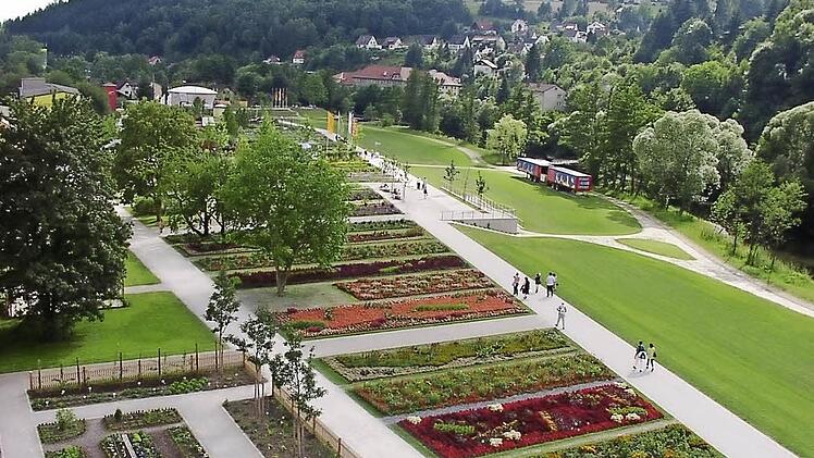 Blick vom Seidl-Turm auf das mit vielen Blumen gepflanzte Landesgartenschaugelände in Kronach Fotos: Archiv