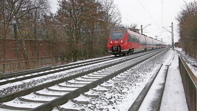 Wo dieser Zug fährt, soll die Rampe und anschließend der Mittelbahnsteig für den Haltepunkt Forchheim-Nord errichtet werden.  Foto: Josef Hofbauer