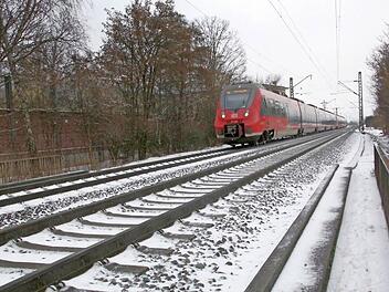 Wo dieser Zug fährt, soll die Rampe und anschließend der Mittelbahnsteig für den Haltepunkt Forchheim-Nord errichtet werden.  Foto: Josef Hofbauer