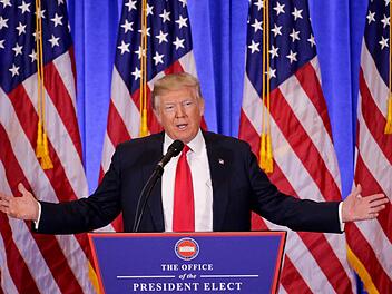 er designierte US-Präsident Donald Trump spricht am 11.01.2017 bei einer Pressekonferenz im Trump-Tower in New York. Am Freitag wird Donald Trump zum Präsidenten des Landes USA. ACHTUNG: Dieses Bild hat dpa auch im Bildfunk gesendet. Foto: Seth Wenig/AP/dpa