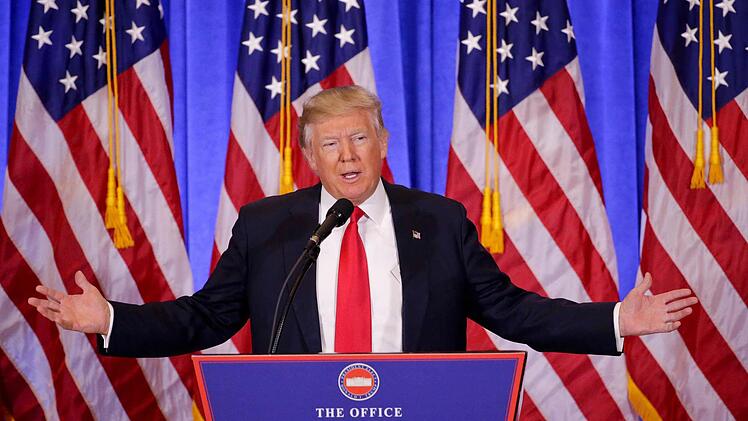 er designierte US-Präsident Donald Trump spricht am 11.01.2017 bei einer Pressekonferenz im Trump-Tower in New York. Am Freitag wird Donald Trump zum Präsidenten des Landes USA. ACHTUNG: Dieses Bild hat dpa auch im Bildfunk gesendet. Foto: Seth Wenig/AP/dpa