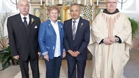 Ihre eiserne Kommunion begingen (von links) Fritz Trier, Renate Ott und Edelbert Fischer mit Pater Silvester.