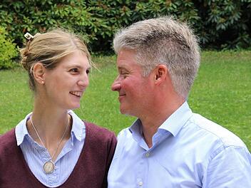 Ein strahlendes Paar: Stephanie Prinzessin von Sachsen-Coburg und Gotha und Jan Stahl wollen am 5. Juli heiraten. Foto: Simone Bastian