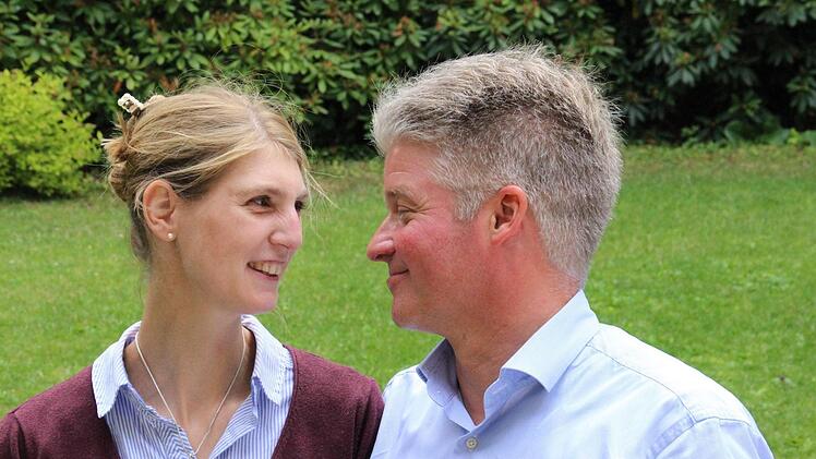 Ein strahlendes Paar: Stephanie Prinzessin von Sachsen-Coburg und Gotha und Jan Stahl wollen am 5. Juli heiraten. Foto: Simone Bastian