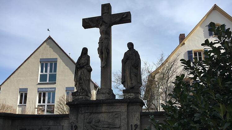 Nun ein Bild aus  der Vergangenheit - Kreuzigungsgruppe mit EhrenmalFoto: Anette Schreiber