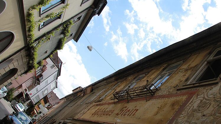 Die Weidgasse mit ihren maroden Gebäuden ist Teil des Sanierungsgebietes. Die Stadt will über finanzielle Anreize versuchen, dass Eigentümer in solche Objekte investieren. Benedikt Borst