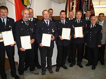Für 25 Jahre aktiven Feuerwehrdienst wurden Reinhard Ledig (l.) und                                                   Thomas Schuberth (4.v.l.) geehrt, während Werner Kunzmann (4.v.r.),                                            Nikolaus Iberl (6.v.r.) und Günter Zeitz (2.v.l.) für 40 Jahre ihre                                            Auszeichnung erhielten