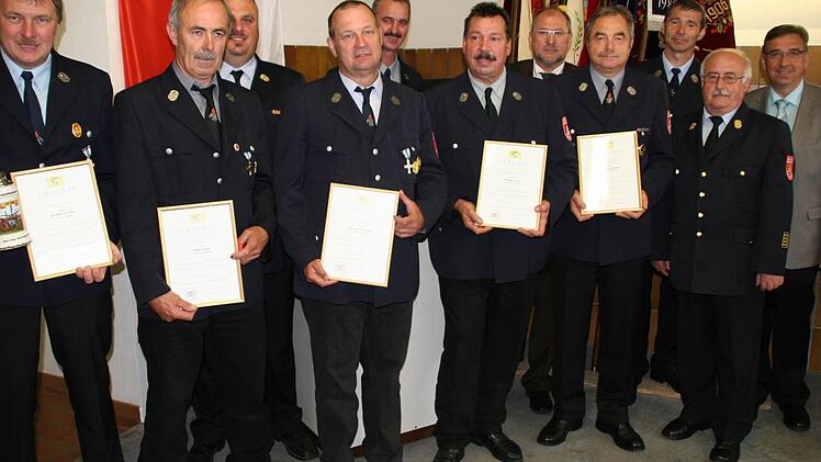 Für 25 Jahre aktiven Feuerwehrdienst wurden Reinhard Ledig (l.) und                                                   Thomas Schuberth (4.v.l.) geehrt, während Werner Kunzmann (4.v.r.),                                            Nikolaus Iberl (6.v.r.) und Günter Zeitz (2.v.l.) für 40 Jahre ihre                                            Auszeichnung erhielten