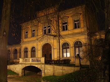 Im südlichen Kopfbau des Luitpoldbades (hier ein Nachtbild) soll der zentrale Empfang des neuen Behördenzentrums eingerichtet werden. Die jetzige Unterführung in den Innenhof (unten) wird für technische Leitungen genutzt und ist nach der Anhebung des Innenhofes nicht mehr nutzbar. Fotos: Ralf Ruppert