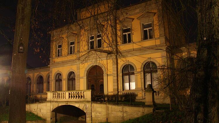 Im südlichen Kopfbau des Luitpoldbades (hier ein Nachtbild) soll der zentrale Empfang des neuen Behördenzentrums eingerichtet werden. Die jetzige Unterführung in den Innenhof (unten) wird für technische Leitungen genutzt und ist nach der Anhebung des Innenhofes nicht mehr nutzbar. Fotos: Ralf Ruppert