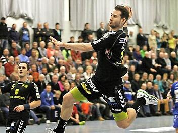 Sebastian Kirchner warf für den HSC 2000 Coburg drei Treffer; links Kapitän Ronny Göhl, der neunmal erfolgreich und bester Coburger Schütze war.