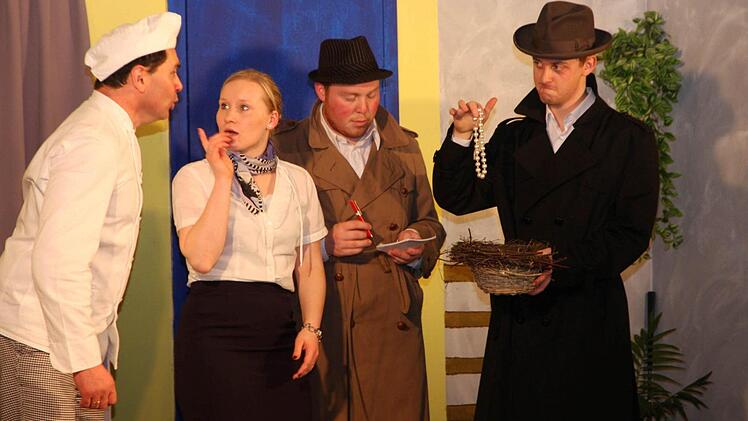 Drunter und drüber ging es, als die Obertrubacher Schauspieler sich mit großer Lust in ihre Rollen warfen. Fotos: Galster